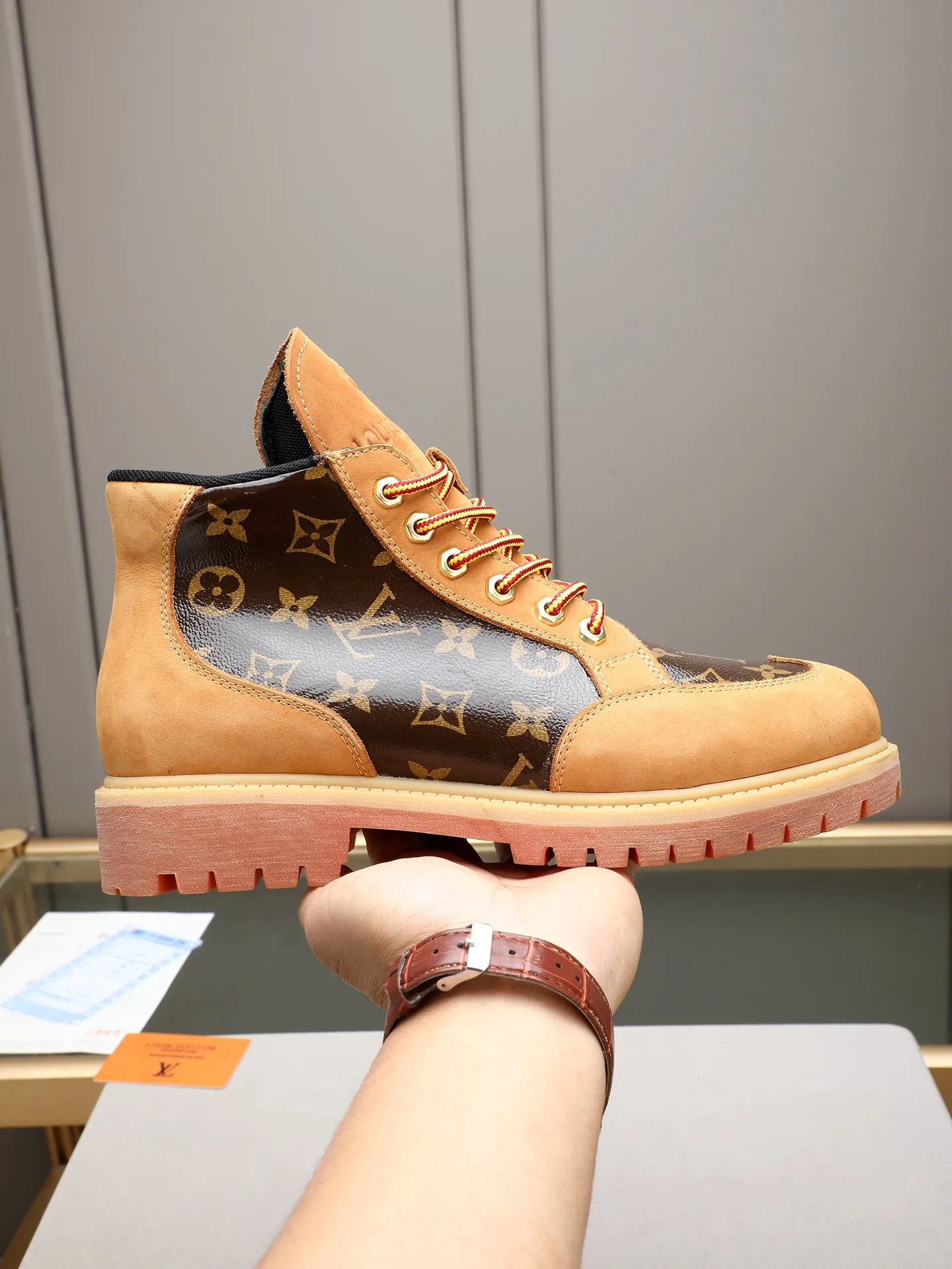 PP460 LOUIS VUITTON ss25 LV donkey brand new thick-soled lace-up big-toe shoes men's casual shoes high-top short boots. These boots are crafted from top-grain calf leather for a lightweight and comfortable fit. The thick EVA outsole is embellished with eye-catching ridges, and the trendy attitude of being both strong and soft makes it an everyday choice. ✔Upper: imported first-layer cowhide ✔Inner lining: sheep lining ✔Outsole: original molded outsole Size: 38-44 (45 customized)